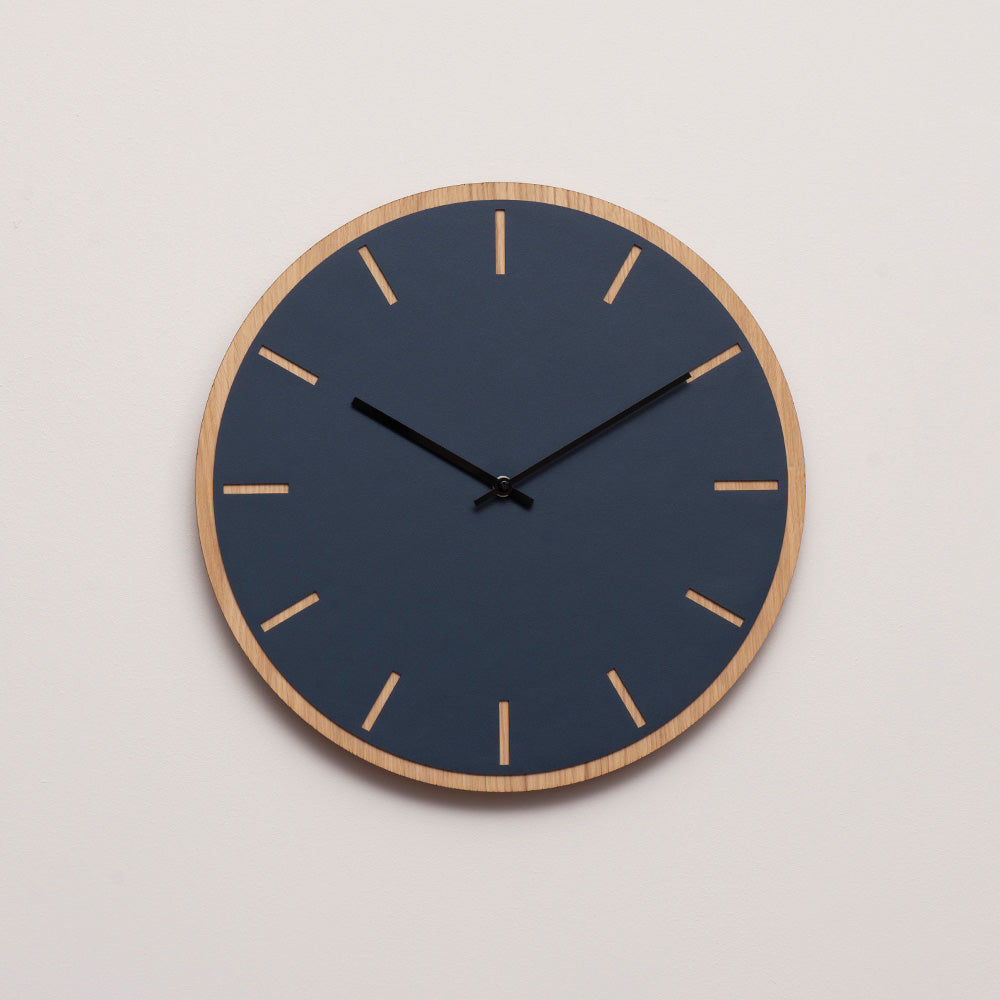Horloge murale Hemverk DK en chêne bleu fumé – Ø28/Ø38 cm