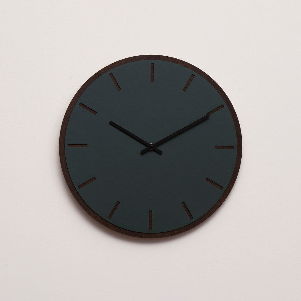 Horloge murale Hemverk DK Conifer Chêne foncé – Ø28/Ø38 cm
