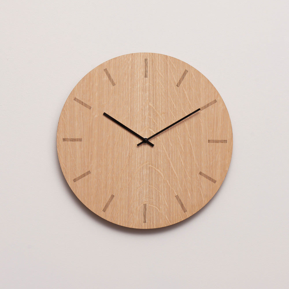 Horloge murale Hemverk DK en chêne clair – Ø28/Ø38 cm