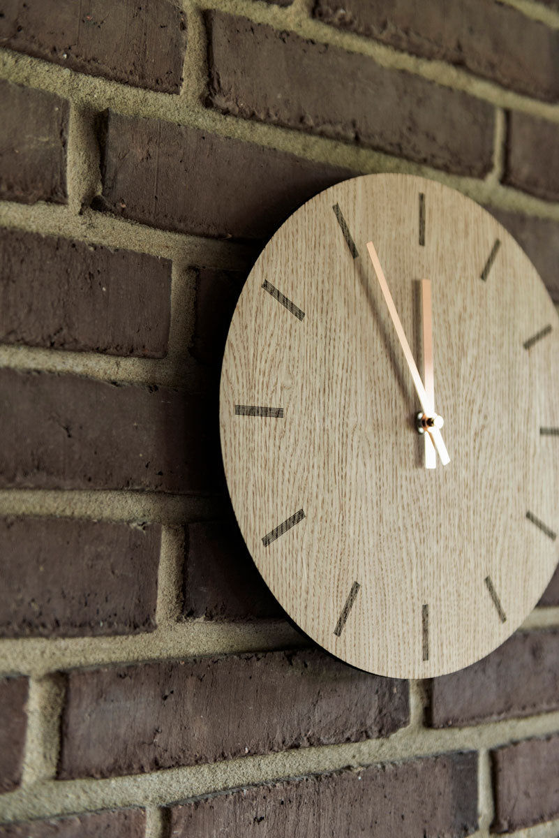 Horloge murale Hemverk DK en chêne clair – Ø28/Ø38 cm