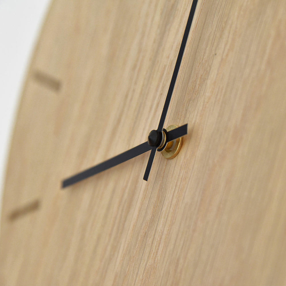 Horloge murale Hemverk DK en chêne clair – Ø28/Ø38 cm