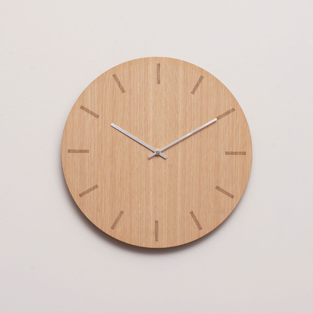 Horloge murale Hemverk DK en chêne clair – Ø28/Ø38 cm