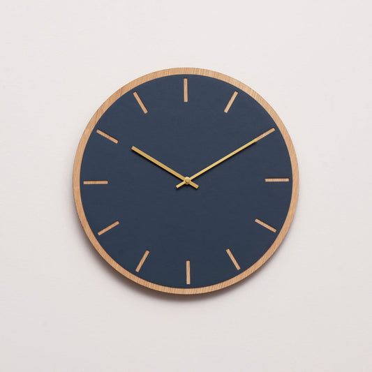 Horloge murale Hemverk DK en chêne bleu fumé – Ø28/Ø38 cm