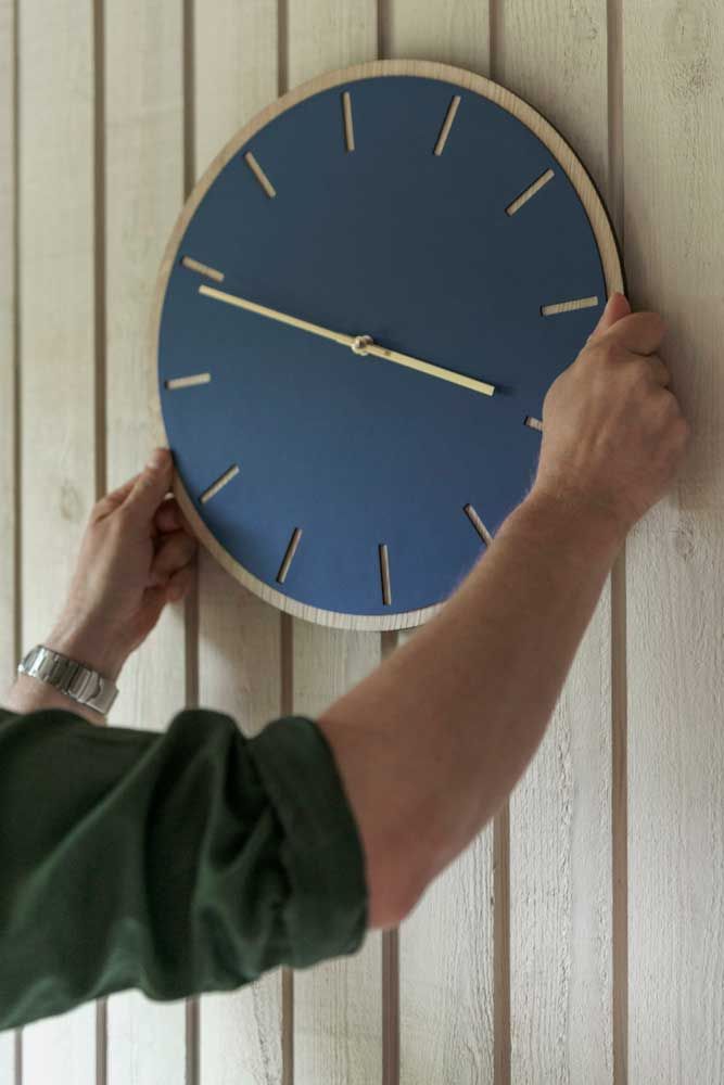 Horloge murale Hemverk DK en chêne bleu fumé – Ø28/Ø38 cm