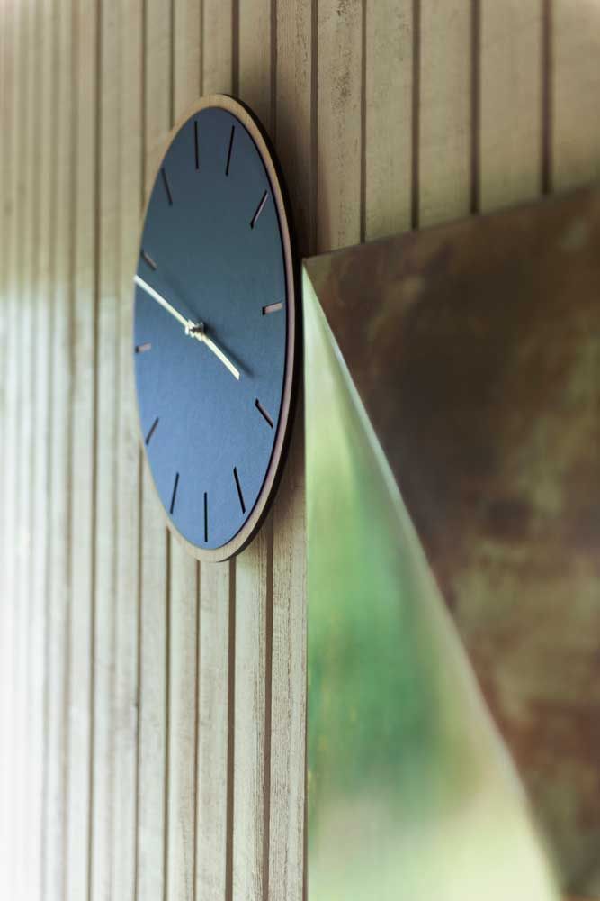 Horloge murale Hemverk DK en chêne bleu fumé – Ø28/Ø38 cm