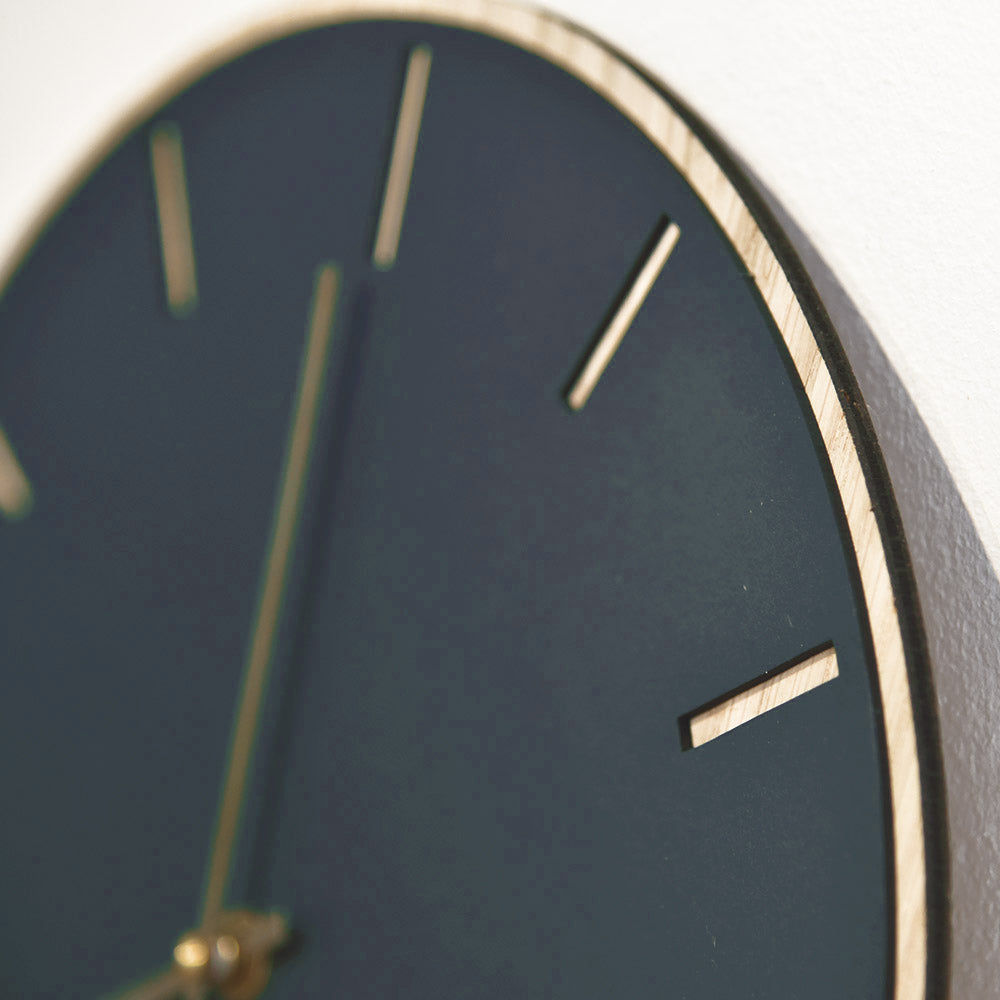 Horloge murale Hemverk DK en chêne bleu fumé – Ø28/Ø38 cm