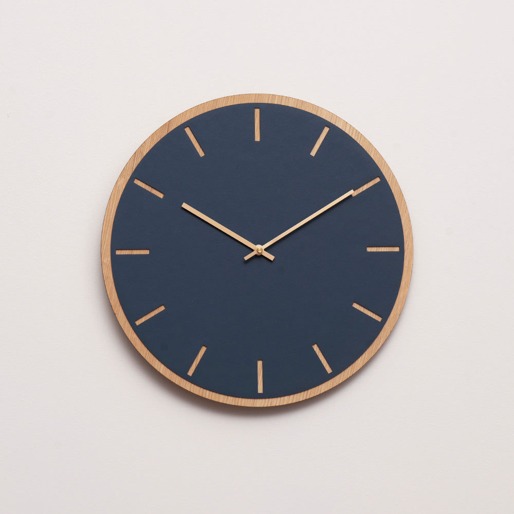 Horloge murale Hemverk DK en chêne bleu fumé – Ø28/Ø38 cm