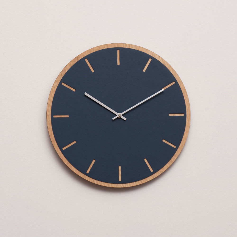 Horloge murale Hemverk DK en chêne bleu fumé – Ø28/Ø38 cm