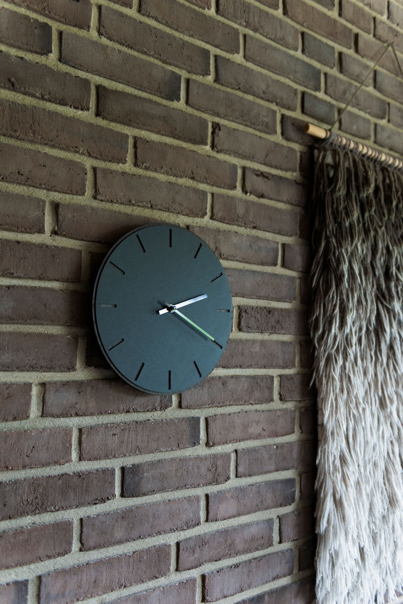Horloge murale Hemverk DK Noir Chêne foncé – Ø28/Ø38 cm