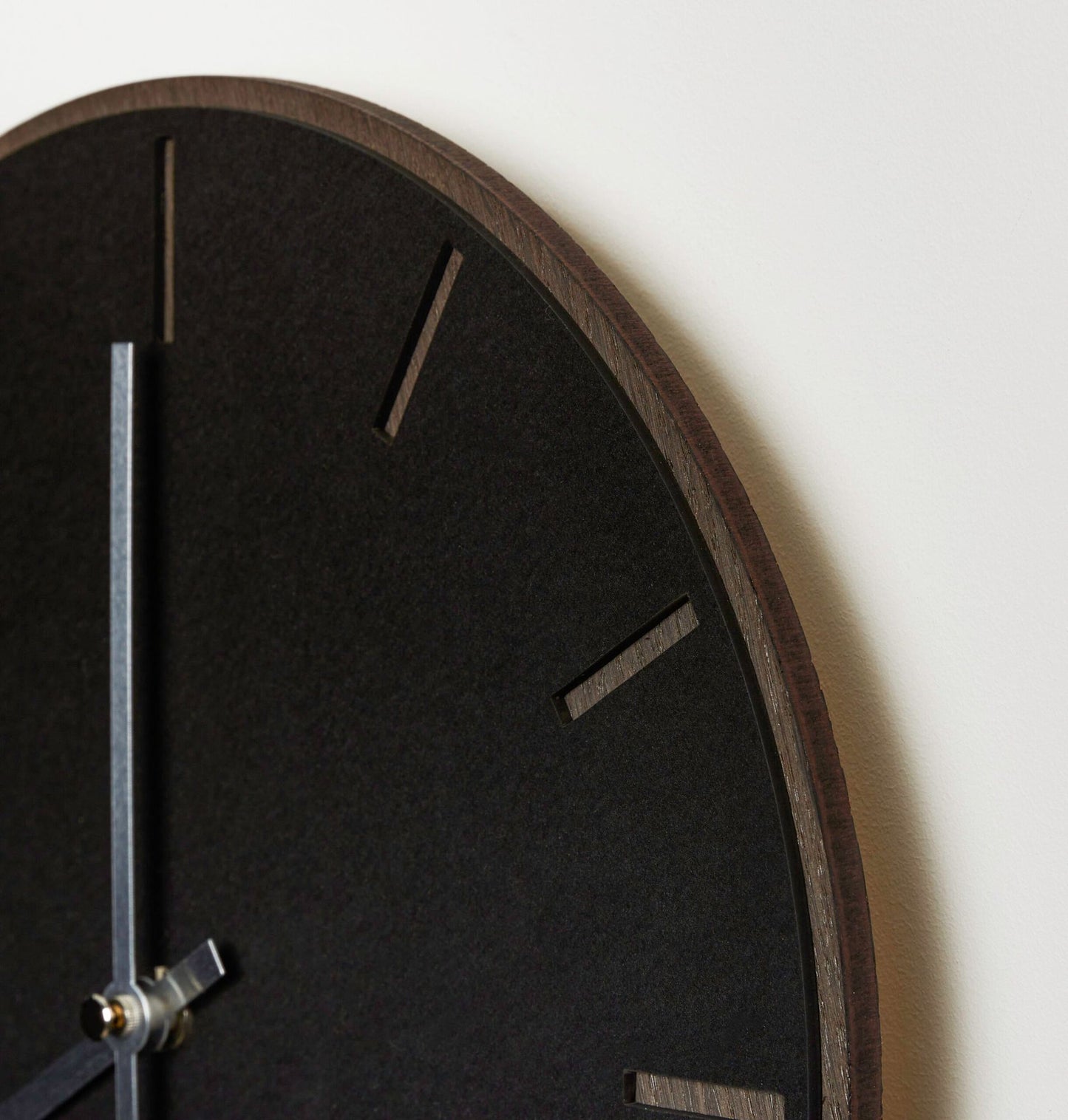 Horloge murale Hemverk DK Noir Chêne foncé – Ø28/Ø38 cm