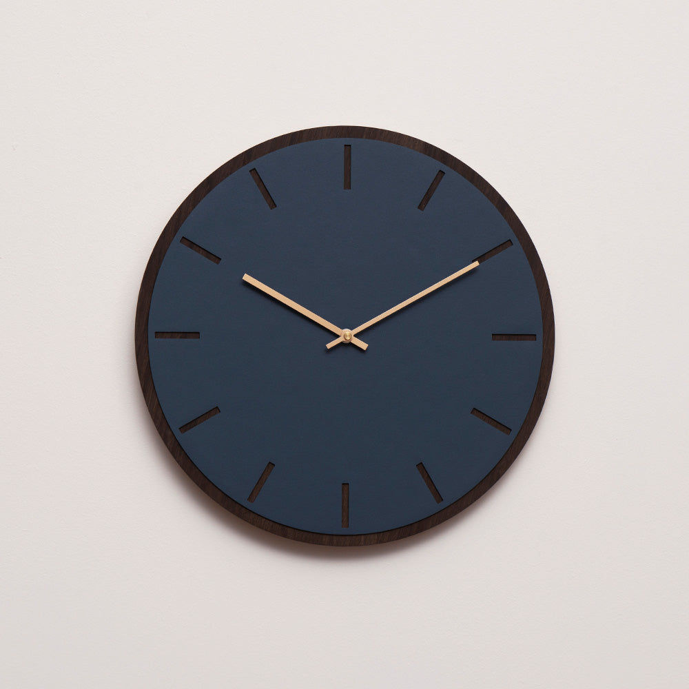 Horloge murale Hemverk DK Smokey Blue en chêne foncé – Ø28/Ø38 cm