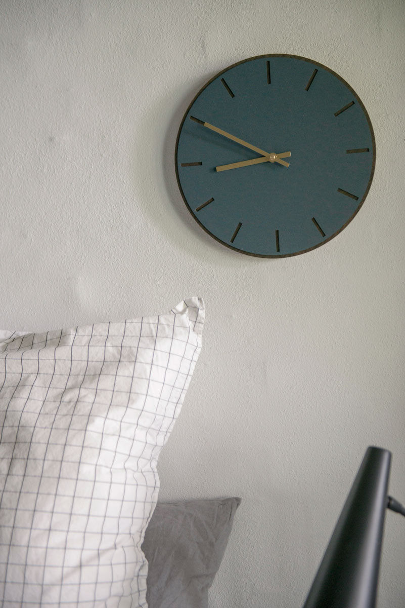 Horloge murale Hemverk DK Smokey Blue en chêne foncé – Ø28/Ø38 cm