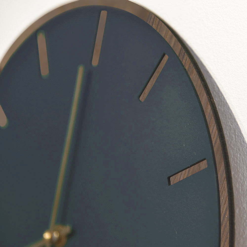 Horloge murale Hemverk DK Smokey Blue en chêne foncé – Ø28/Ø38 cm