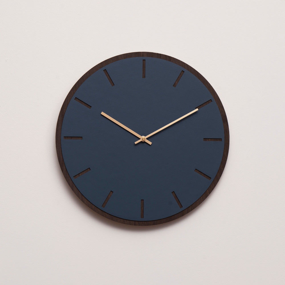Horloge murale Hemverk DK Smokey Blue en chêne foncé – Ø28/Ø38 cm