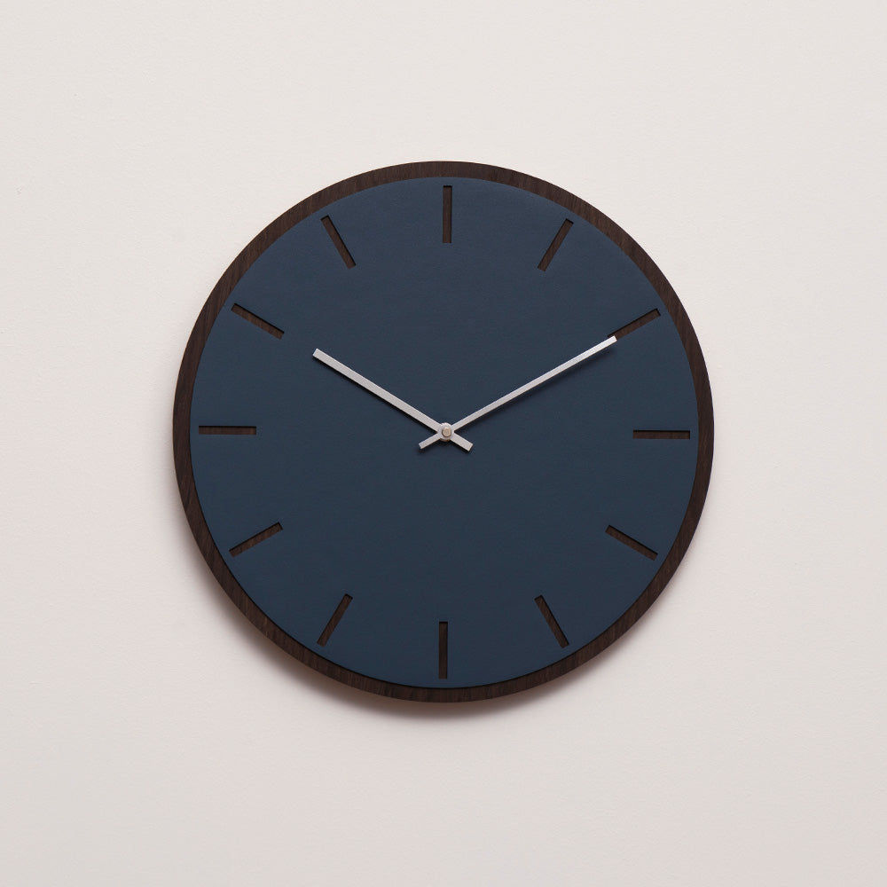 Horloge murale Hemverk DK Smokey Blue en chêne foncé – Ø28/Ø38 cm