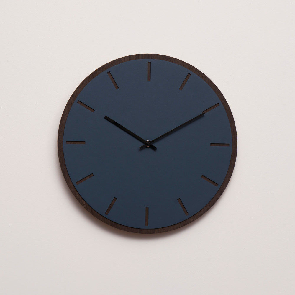 Horloge murale Hemverk DK Smokey Blue en chêne foncé – Ø28/Ø38 cm