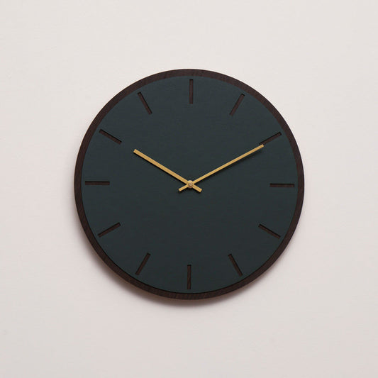 Horloge murale Hemverk DK Conifer Chêne foncé – Ø28/Ø38 cm