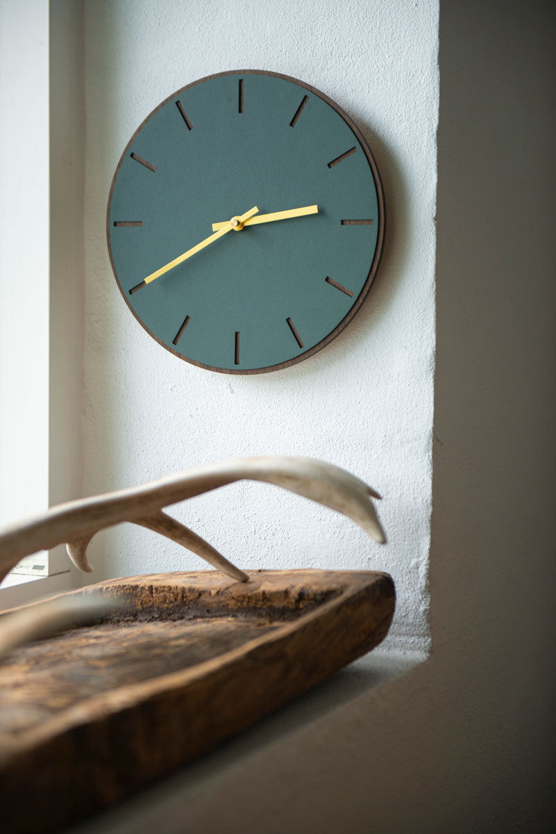 Horloge murale Hemverk DK Conifer Chêne foncé – Ø28/Ø38 cm