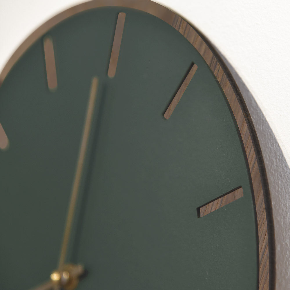 Horloge murale Hemverk DK Conifer Chêne foncé – Ø28/Ø38 cm