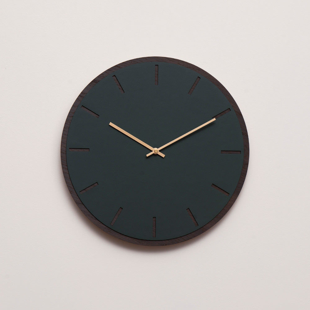Horloge murale Hemverk DK Conifer Chêne foncé – Ø28/Ø38 cm